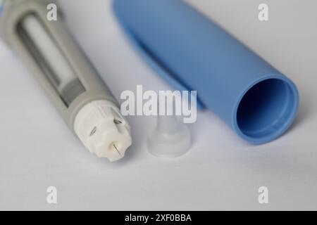 Insulin-Injektions-Pen oder Insulinpatronen-Pen für Diabetiker. Medizinische Ausrüstung für Diabetesparienten auf weißem Hintergrund Stockfoto
