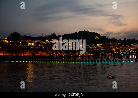 Historische Gebäude, historische Architektur der antiken Stadt Xiangxi Phoenix Scenic Area oder antike Altstadt fenghuang für chinesische Reisende Stockfoto