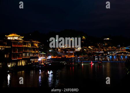 Historische Gebäude, historische Architektur der antiken Stadt Xiangxi Phoenix Scenic Area oder antike Altstadt fenghuang für chinesische Reisende Stockfoto