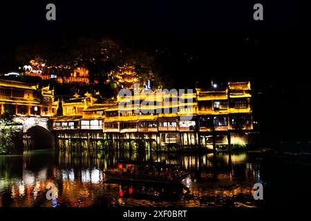 Historische Gebäude, historische Architektur der antiken Stadt Xiangxi Phoenix Scenic Area oder antike Altstadt fenghuang für chinesische Reisende Stockfoto