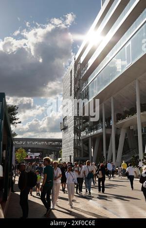 Abendsonne reflektiert auf der Fassade des Court Philippe Chatrier, French Open, Roland Garros, Paris, Frankreich. Stockfoto