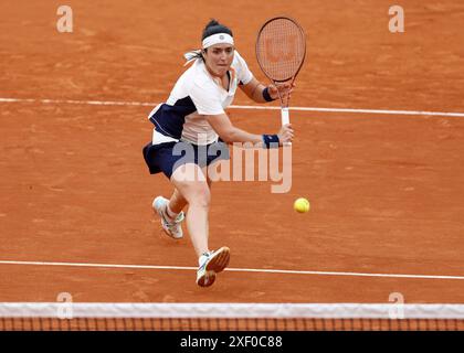 Tunesischer Tennisspieler Ons Jabeur in Aktion bei den French Open 2024, Roland Garros, Paris, Frankreich. Stockfoto