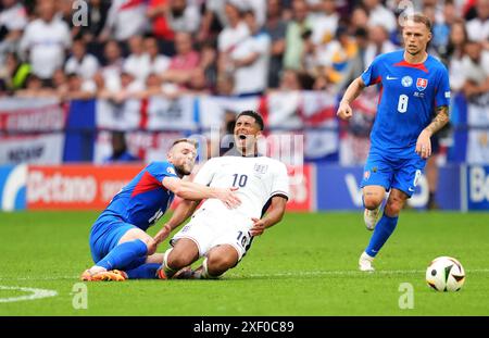 Der slowakische Mailand Skriniar (links) schlägt bei der UEFA Euro 2024 gegen den Engländer Jude Bellingham, dem Achtelfinale in der Arena AufSchalke in Gelsenkirchen. Bilddatum: Sonntag, 30. Juni 2024. Stockfoto