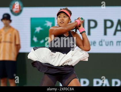 Die japanische Tennisspielerin Naomi Osaka in Aktion bei den French Open 2024, Roland Garros, Paris, Frankreich. Stockfoto