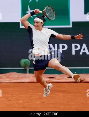 Tunesischer Tennisspieler Ons Jabeur in Aktion bei den French Open 2024, Roland Garros, Paris, Frankreich. Stockfoto