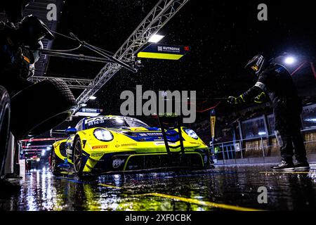 Stavelot, Belgique. 30. Juni 2024. 96 NIEDERHAUSER Patric (Che), MÜLLER Sven (deu), ANDLAUER Julien (fra) Porsche 911 GT3 R, Pitstop, arrêt aux Stände beim CrowdStrike 24 Stunden von Spa 2024, 2. Rennen des GT World Challenge Europe Endurance Cup 2024, vom 26. Bis 30. Juni 2024 auf dem Circuit de Spa-Francorchamps in Stavelot, Belgien - Foto Damien Saulnier/DPPI Credit: DPPI Media/Alamy Live News Stockfoto