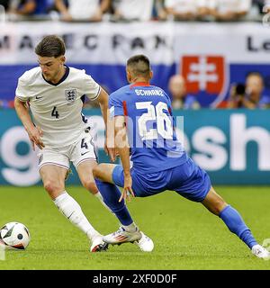 Gelsenkirchen, Deutschland. 30. Juni 2024. GELSENKIRCHEN, 30-06-20204, Stadion Veltins Arena, Fußball-Europameisterschaft Euro2024, Achtelfinale Spiel Nr. 40 zwischen England und der Slowakei. Der englische Spieler Declan Rice gegen den slowakischen Spieler Ivan Schranz Credit: Pro Shots/Alamy Live News Stockfoto