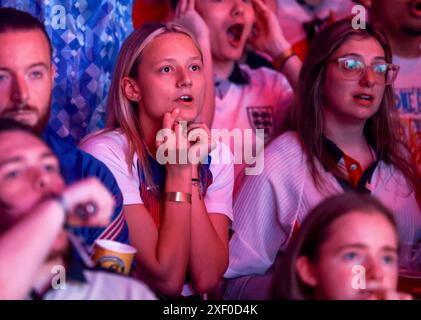 England-Fans beim Diecast in Manchester während einer Vorführung der UEFA Euro 2024 im Achtelfinale zwischen England und der Slowakei. Bilddatum: Sonntag, 30. Juni 2024. Stockfoto