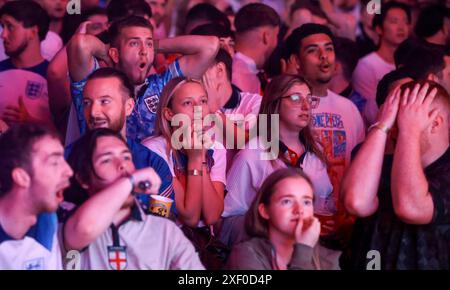 England-Fans beim Diecast in Manchester während einer Vorführung der UEFA Euro 2024 im Achtelfinale zwischen England und der Slowakei. Bilddatum: Sonntag, 30. Juni 2024. Stockfoto