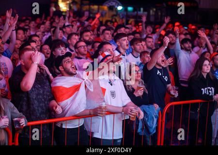 England-Fans beim Diecast in Manchester während einer Vorführung der UEFA Euro 2024 im Achtelfinale zwischen England und der Slowakei. Bilddatum: Sonntag, 30. Juni 2024. Stockfoto