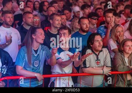 England-Fans beim Diecast in Manchester während einer Vorführung der UEFA Euro 2024 im Achtelfinale zwischen England und der Slowakei. Bilddatum: Sonntag, 30. Juni 2024. Stockfoto