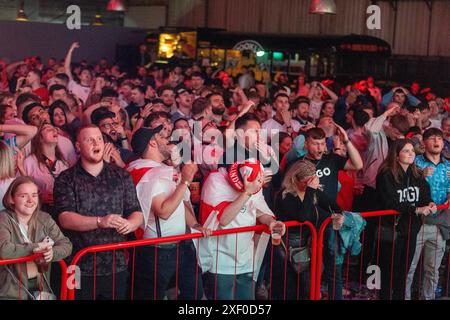 England-Fans beim Diecast in Manchester während einer Vorführung der UEFA Euro 2024 im Achtelfinale zwischen England und der Slowakei. Bilddatum: Sonntag, 30. Juni 2024. Stockfoto