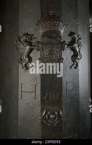 Die Tudorrose und das Wappen Heinrichs VIII. Auf einer Demi-Kanone, die von der Mary Rose geborgen wurde Stockfoto