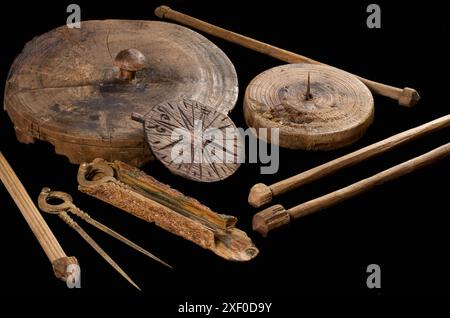 Das Skelett eines Hundes, dessen Rasse zwar nicht mehr existiert, aber nahe dem Kerry Blue Terrier steht. Erholt vom Wrack der Mary Rose und rekonstruiert für die Ausstellung im Mary Rose Museum Stockfoto