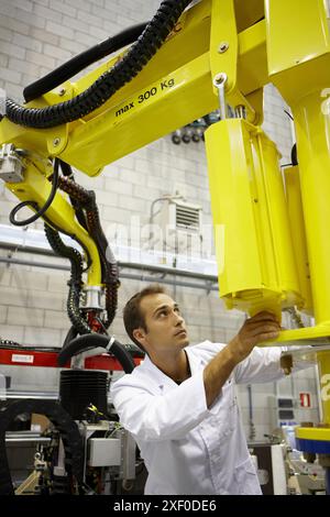 Forscher, der an einem tragbaren Roboter von Roptalmu arbeitet, um Löcher in Flugzeugkomponenten zu bohren, Fatronik-Tecnalia, Forschungs- und Technologiezentrum, Donostia, Ba Stockfoto