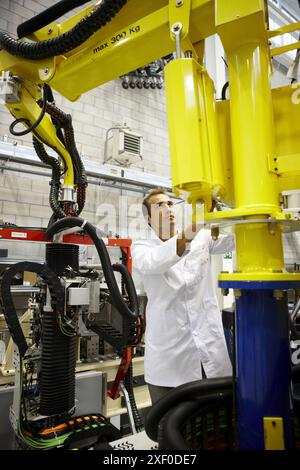 Forscher, der an einem tragbaren Roboter von Roptalmu arbeitet, um Löcher in Flugzeugkomponenten zu bohren, Fatronik-Tecnalia, Forschungs- und Technologiezentrum, Donostia, Ba Stockfoto