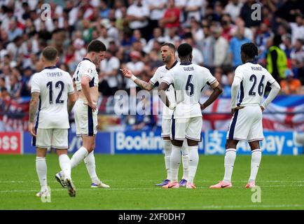 (Von links nach rechts) Englands Kieran Trippier, Declan Rice, Kyle Walker, Marc Guehi und Englands Kobbie Mainoo während der UEFA Euro 2024, Achtelfinale in der Arena AufSchalke in Gelsenkirchen. Bilddatum: Sonntag, 30. Juni 2024. Stockfoto