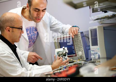 Entwicklungssystem für fortschrittliche GNSS-Galileo-Positionierungssystem-Empfänger, Electronics Lab, Tecnalia Research & Innovation, Zamudio, Bizkaia, Euskadi, Stockfoto