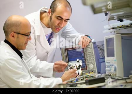 Entwicklungssystem für fortschrittliche GNSS-Galileo-Positionierungssystem-Empfänger, Electronics Lab, Tecnalia Research & Innovation, Zamudio, Bizkaia, Euskadi, Stockfoto