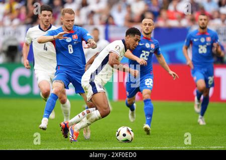 Der slowakische Ondrej Duda (Mitte links) und der englische Jude Bellingham kämpfen um den Ball während der UEFA Euro 2024, im Achtelfinale in der Arena AufSchalke in Gelsenkirchen. Bilddatum: Sonntag, 30. Juni 2024. Stockfoto