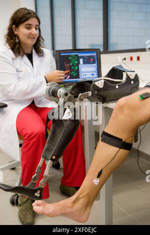 Biomechanik: Forscher entwickeln Exoskelett für Menschen mit Muskelschwäche in den unteren Gliedmaßen. Fatronik Foundation, Researc Stockfoto