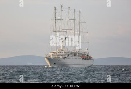 Korčula, Kroatien. 30. Juni 2024: Bei Tagesanbruch segelt das fünf-Masten-Kreuzfahrtschiff WINDSURF, eines der größten Segelschiffe der Welt, in der Adria und nähert sich der Insel Mljet. Das Schwesterschiff des French CLUB MED 2, früher als CLUB MED 1 bekannt, erreicht die Stadt Korcula nahe Dubrovnik an der dalmatinischen Küste. Windstar Cruises, der riesige Besitzer von Staysail-Schonern, hat eine mehrjährige Initiative gestartet, um seine Yachten der Wind-Klasse neu zu gestalten und zu renovieren: Wind Star, Wind Spirit & Wind Surf (Flaggschiff der Flotte), die Arbeiten an letzteren in zwei Phasen Ende 2024 und 2026. Quelle: Kevin Izorce/Alamy Live News Stockfoto