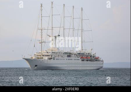 Korčula, Kroatien. 30. Juni 2024: Bei Tagesanbruch segelt das fünf-Masten-Kreuzfahrtschiff WINDSURF, eines der größten Segelschiffe der Welt, in der Adria und nähert sich der Insel Mljet. Das Schwesterschiff des French CLUB MED 2, früher als CLUB MED 1 bekannt, erreicht die Stadt Korcula nahe Dubrovnik an der dalmatinischen Küste. Windstar Cruises, der riesige Besitzer von Staysail-Schonern, hat eine mehrjährige Initiative gestartet, um seine Yachten der Wind-Klasse neu zu gestalten und zu renovieren: Wind Star, Wind Spirit & Wind Surf (Flaggschiff der Flotte), die Arbeiten an letzteren in zwei Phasen Ende 2024 und 2026. Quelle: Kevin Izorce/Alamy Live News Stockfoto