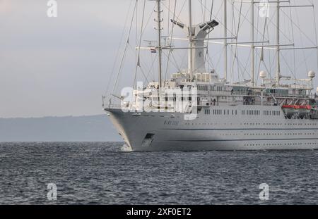 Korčula, Kroatien. 30. Juni 2024: Bei Tagesanbruch segelt das fünf-Masten-Kreuzfahrtschiff WINDSURF, eines der größten Segelschiffe der Welt, in der Adria und nähert sich der Insel Mljet. Das Schwesterschiff des French CLUB MED 2, früher als CLUB MED 1 bekannt, erreicht die Stadt Korcula nahe Dubrovnik an der dalmatinischen Küste. Windstar Cruises, der riesige Besitzer von Staysail-Schonern, hat eine mehrjährige Initiative gestartet, um seine Yachten der Wind-Klasse neu zu gestalten und zu renovieren: Wind Star, Wind Spirit & Wind Surf (Flaggschiff der Flotte), die Arbeiten an letzteren in zwei Phasen Ende 2024 und 2026. Quelle: Kevin Izorce/Alamy Live News Stockfoto