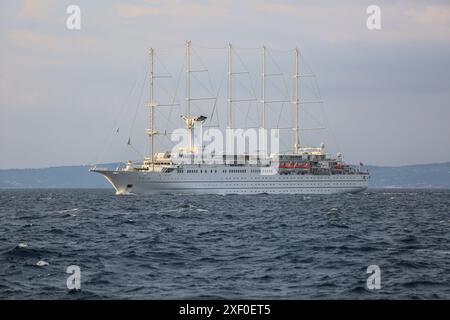 Korčula, Kroatien. 30. Juni 2024: Bei Tagesanbruch segelt das fünf-Masten-Kreuzfahrtschiff WINDSURF, eines der größten Segelschiffe der Welt, in der Adria und nähert sich der Insel Mljet. Das Schwesterschiff des French CLUB MED 2, früher als CLUB MED 1 bekannt, erreicht die Stadt Korcula nahe Dubrovnik an der dalmatinischen Küste. Windstar Cruises, der riesige Besitzer von Staysail-Schonern, hat eine mehrjährige Initiative gestartet, um seine Yachten der Wind-Klasse neu zu gestalten und zu renovieren: Wind Star, Wind Spirit & Wind Surf (Flaggschiff der Flotte), die Arbeiten an letzteren in zwei Phasen Ende 2024 und 2026. Quelle: Kevin Izorce/Alamy Live News Stockfoto