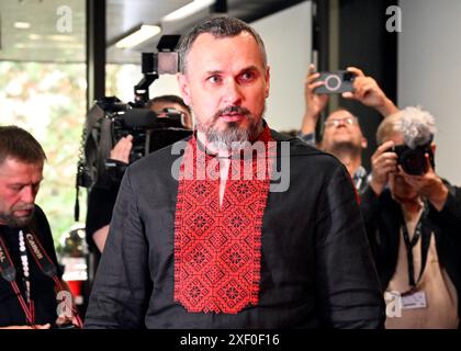 Karlsbad, Tschechische Republik. 30. Juni 2024. Der ukrainische Filmregisseur und Aktivist Oleh Sentsov trifft sich am 30. Juni 2024 mit dem tschechischen Präsidenten Petr Pawel auf dem 58. Karlsbad Internationalen Filmfestival. Quelle: Katerina Sulova/CTK Photo/Alamy Live News Stockfoto