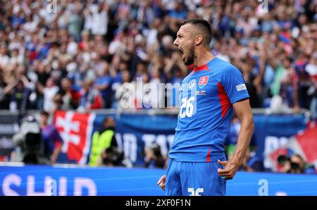 GELSENKIRCHEN, DEUTSCHLAND - JUNI 30: Ivan Schranz aus der Slowakei feiert beim Achtelfinale der UEFA EURO 2024 in der Arena AufSchalke am 30. Juni 2024 in Gelsenkirchen, Deutschland.© diebilderwelt / Alamy Live News Stockfoto