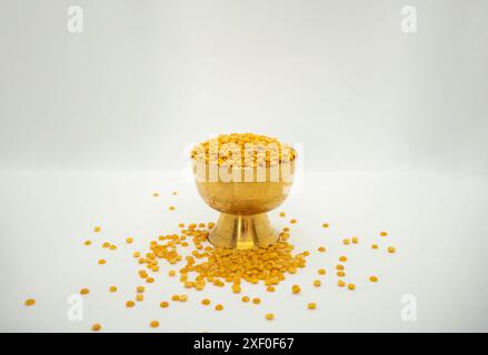 Eine Schüssel mit urad rahar dal Pigeon Pea Linsenbohnen isoliert auf weißem Hintergrund Stockfoto