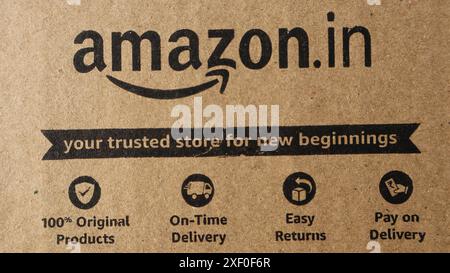 Paketverpackung mit Eigenlieferung von Amazon Indien. Amazon.in Etikettenverpackung geliefert am 22. juni 2024 in Indien Stockfoto