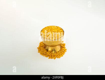 Eine Schüssel mit urad rahar dal Pigeon Pea Linsenbohnen isoliert auf weißem Hintergrund Stockfoto