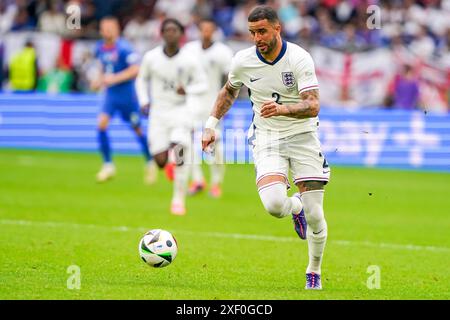 GELSENKIRCHEN, DEUTSCHLAND - JUNI 30: Kyle Walker aus England spielt mit dem Ball während der UEFA Euro 2024, Achtelfinale zwischen England und der Slowakei am 30. Juni 2024 in Gelsenkirchen. (Foto von Andre Weening/Orange Pictures) Credit: Orange Pics BV/Alamy Live News Stockfoto