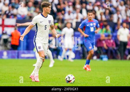 GELSENKIRCHEN, DEUTSCHLAND - JUNI 30: John Stones von England dribbelt mit dem Ball während der UEFA Euro 2024, Achtelfinale zwischen England und der Slowakei am 30. Juni 2024 in Gelsenkirchen. (Foto von Andre Weening/Orange Pictures) Credit: Orange Pics BV/Alamy Live News Stockfoto