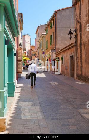 SAINT TROPEZ, FRANKREICH - 23. MAI 2023 - Tagesansicht einer Straße in der Altstadt von St Tropez, Var, Region Provence-Alpes-Côte d'Azur im Südosten Frankreichs. Stockfoto