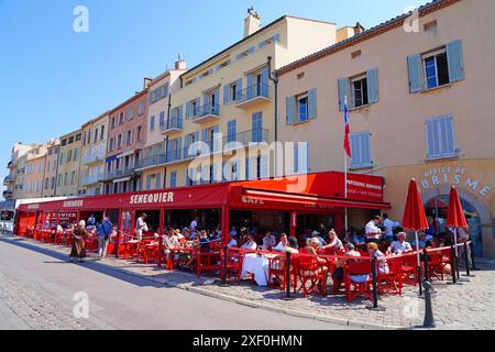 SAINT TROPEZ, FRANKREICH - 23. MAI 2023 - Blick auf Senequier, eine berühmte Strandbar und Café-Bar im Hafen von St Tropez, Var, Provence-Alpes-Côte d'Azur Stockfoto