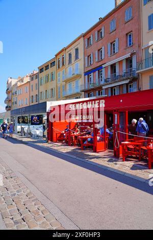 SAINT TROPEZ, FRANKREICH - 23. MAI 2023 - Blick auf Senequier, eine berühmte Strandbar und Café-Bar im Hafen von St Tropez, Var, Provence-Alpes-Côte d'Azur Stockfoto