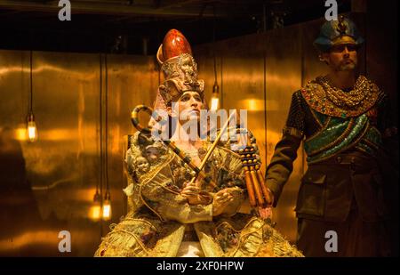 Krönung von Akhnaten, dem neuen Pharao: Anthony Roth Costanzo (Akhnaten) in AKHNATEN von Philip Glass an der English National Opera (ENO), London Coliseum WC2 04/03/2016 in Verbindung mit einer Koproduktion mit LA Opera Dirigent: Karen Kamensek Bühnenbild: Tom Pye Kostüme: Kevin Pollard Beleuchtung: Bruno Poet Skills Ensemble Choreographie: Sean Gandini Regisseur: Phelim McDermott Stockfoto