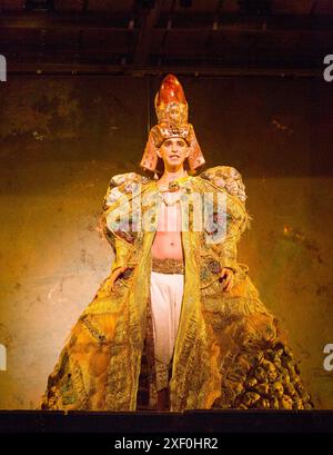 Der neue Pharao: Anthony Roth Costanzo (Akhnaten) in AKHNATEN von Philip Glass an der English National Opera (ENO), London Coliseum WC2 04/03/2016 in Verbindung mit Improbable A Co-Inszenierung mit LA Opera Dirigent: Karen Kamensek Bühnenbild: Tom Pye Kostüme: Kevin Pollard Beleuchtung: Bruno Poet Skills Ensemble Choreographie: Sean Gandini Regisseur: Phelim McDermott Stockfoto