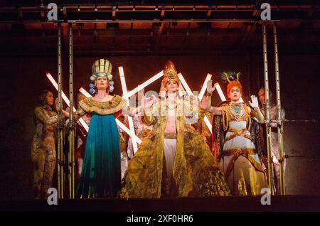 Krönung von Akhnaten, dem neuen Pharao - l-r: Emma Carrington (Nefertiti), Anthony Roth Costanzo (Akhnaten), Rebecca Bottone (Königin Tye) in AKHNATEN von Philip Glass an der English National Opera (ENO), London Coliseum WC2 04/03/2016 in Verbindung mit Improbable einer Koproduktion mit LA Opera Dirigent: Karen Kamensek Bühnenentwurf: Tom Pye Kostüme: Kevin Pollard Beleuchtung: Bruno Poet Skills Ensemble Choreographie: Sean Gandini Regie: Phelim McDermott Stockfoto