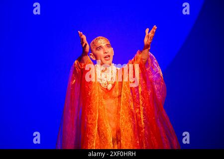 Anthony Roth Costanzo (Akhnaten) in AKHNATEN von Philip Glass an der English National Opera (ENO), London Coliseum WC2 04/03/2016 in Verbindung mit Improbable A Co-Produktion mit LA Opera Dirigent: Karen Kamensek Bühnenbild: Tom Pye Kostüme: Kevin Pollard Beleuchtung: Bruno Poet Skills Ensemble Choreografie: Sean Gandini Regisseur: Phelim McDermott Stockfoto