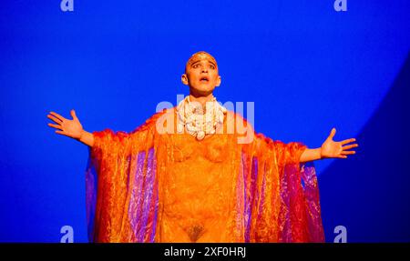 Anthony Roth Costanzo (Akhnaten) in AKHNATEN von Philip Glass an der English National Opera (ENO), London Coliseum WC2 04/03/2016 in Verbindung mit Improbable A Co-Produktion mit LA Opera Dirigent: Karen Kamensek Bühnenbild: Tom Pye Kostüme: Kevin Pollard Beleuchtung: Bruno Poet Skills Ensemble Choreografie: Sean Gandini Regisseur: Phelim McDermott Stockfoto