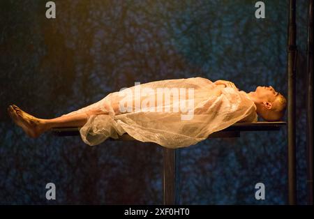 The Body of Akhnaten: Anthony Roth Costanzo (Akhnaten) in AKHNATEN von Philip Glass an der English National Opera (ENO), London Coliseum WC2 04/03/2016 in Verbindung mit einer Koproduktion mit LA Opera Dirigent: Karen Kamensek Bühnenbild: Tom Pye Kostüme: Kevin Pollard Beleuchtung: Bruno Poet Skills Ensemble Choreographie: Sean Gandini Regisseur: Phelim McDermott Stockfoto