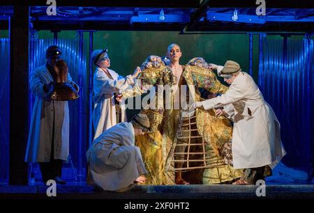 Dressing the Body of Akhnaten: Anthony Roth Costanzo (Akhnaten) in AKHNATEN von Philip Glass an der English National Opera (ENO), London Coliseum WC2 04/03/2016 in Verbindung mit Improbable A Co-Produktion mit LA Opera Dirigent: Karen Kamensek Set-Design: Tom Pye Kostüme: Kevin Pollard Beleuchtung: Bruno Poet Skills Ensemble Choreographie: Sean Gandini Regisseur: Phelim McDermott Stockfoto