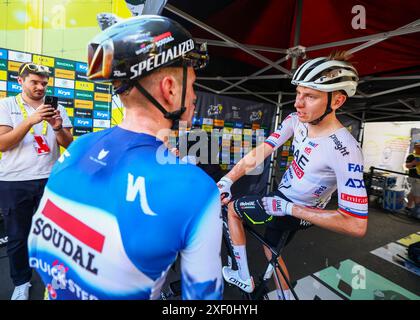 Bologne, Italien, Italien. 30. Juni 2024. Tadej POGAČAR, Team Emirates und Remco Evenpoel, Soudal - Quick Step Disecting the Last few Kilomters of Action After Stage 2 Cesenatico > Bologne, Tour de France, 30. Juni 2024, Credit:Pool/Pete Goding Credit: Peter Goding/Alamy Live News Stockfoto