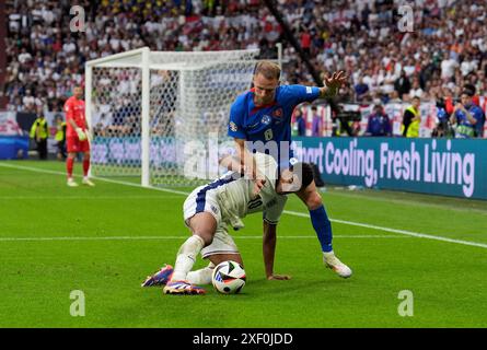 Der Engländer Jude Bellingham (links) und der slowakische Ondrej Duda kämpfen um den Ball während der UEFA Euro 2024, im Achtelfinale in der Arena AufSchalke in Gelsenkirchen. Bilddatum: Sonntag, 30. Juni 2024. Stockfoto