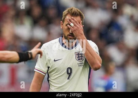 Gelsenkirchen, Deutschland. 30. Juni 2024. Fußball: Europameisterschaft, England - Slowakei, Endrunde, Achtelfinale, Schalke Arena, der Engländer Harry Kane reagiert während des Spiels. Quelle: Marcus Brandt/dpa/Alamy Live News Stockfoto