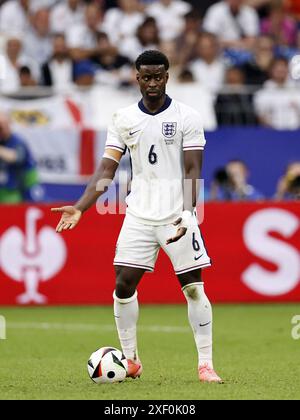 GELSENKIRCHEN - Marc Guehi aus England beim Achtelfinale der UEFA EURO 2024 zwischen England und der Slowakei in der Arena AufSchalke am 30. Juni 2024 in Gelsenkirchen. ANP | Hollandse Hoogte | MAURICE VAN STEEN Stockfoto